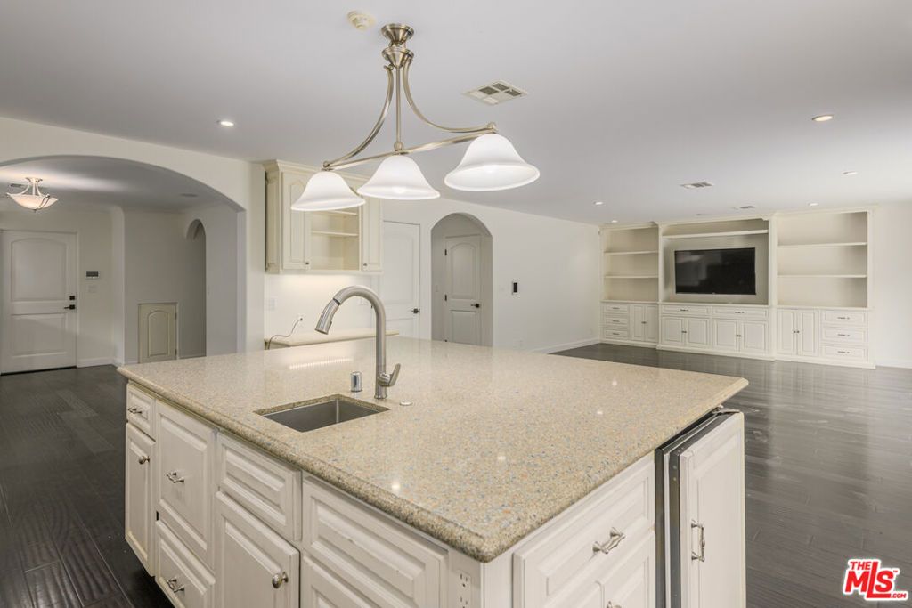 Image 7 of property listing at 2627 Castle Heights Place, Los Angeles, CA 90034