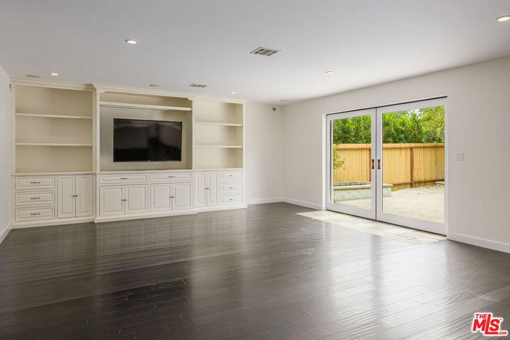 Image 8 of property listing at 2627 Castle Heights Place, Los Angeles, CA 90034