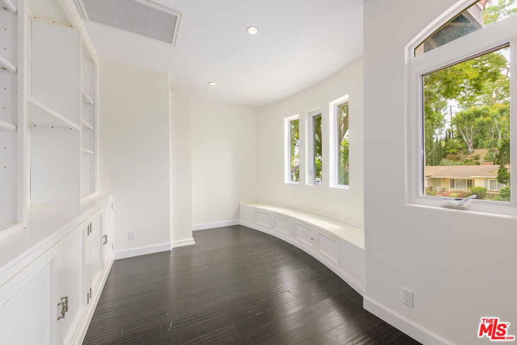 Image 9 of property listing at 2627 Castle Heights Place, Los Angeles, CA 90034