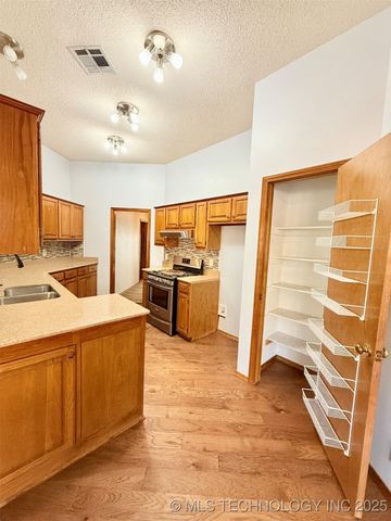 11301 S 107th East Avenue, Bixby, OK 74008