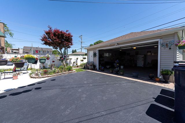 8805 S California Avenue, Evergreen Park, IL 60805