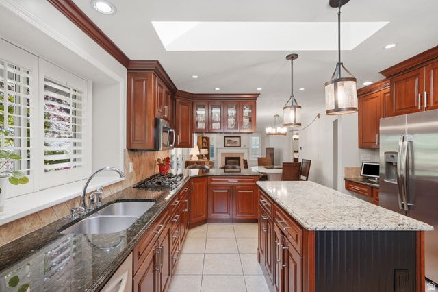 2156 E GAMBEL OAK DR, Sandy, UT 84092