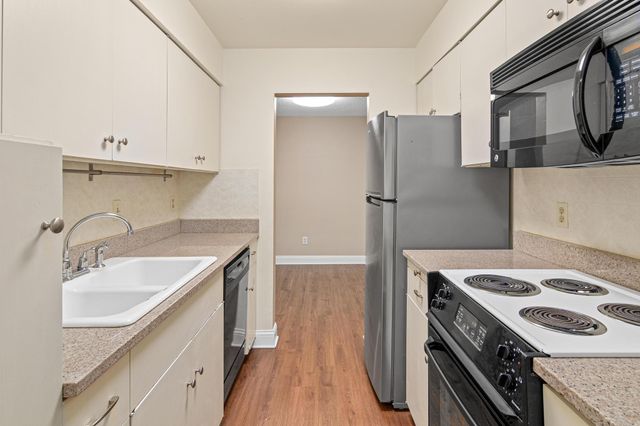 6301 York Avenue S 102, Edina, MN 55435