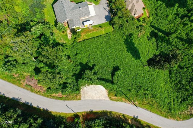 812 Beanstalk Court, Gatlinburg, TN 37738