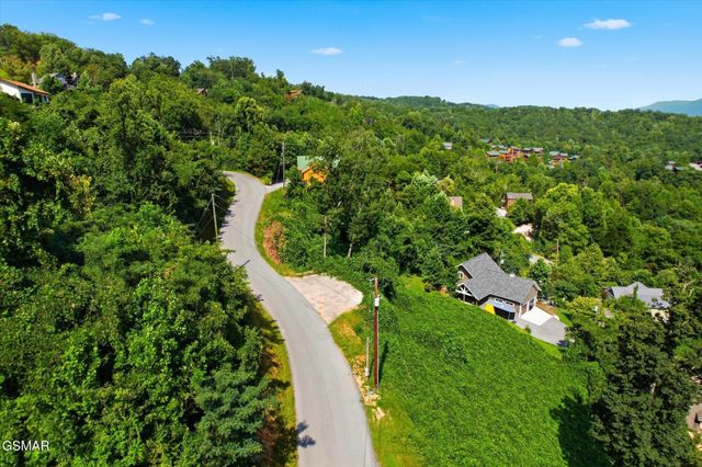 812 Beanstalk Court, Gatlinburg, TN 37738