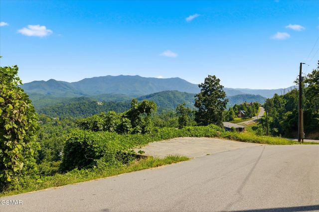 812 Beanstalk Court, Gatlinburg, TN 37738