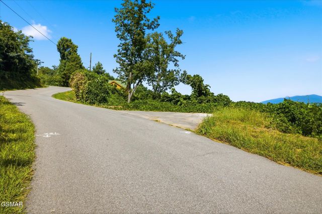 812 Beanstalk Court, Gatlinburg, TN 37738