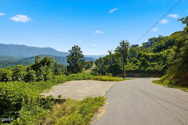 812 Beanstalk Court, Gatlinburg, TN 37738