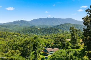 812 Beanstalk Court, Gatlinburg, TN 37738