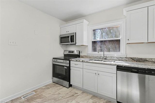 44 Normandy LN, Newport News, VA 23606