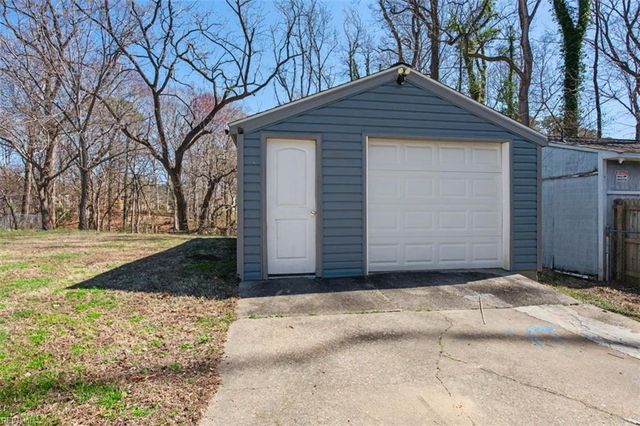 44 Normandy LN, Newport News, VA 23606