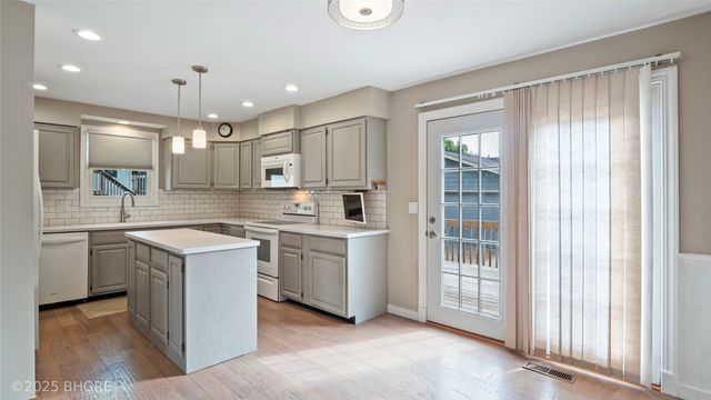 2325 E 40th Court, Des Moines, IA 50317