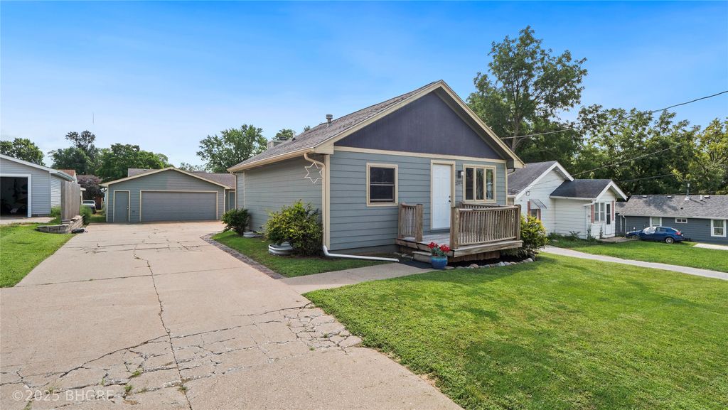 2325 E 40th Court, Des Moines, IA 50317