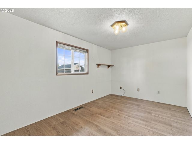 3739 Ne OLYMPIC St, Hillsboro, OR 97124
