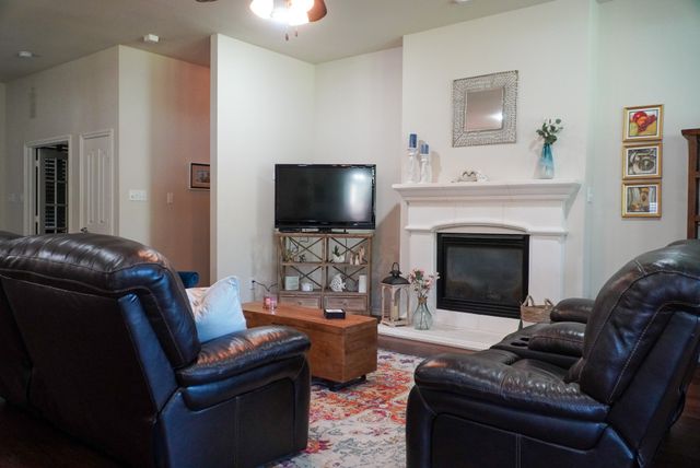837 Huebner Way, Burleson, TX 76028