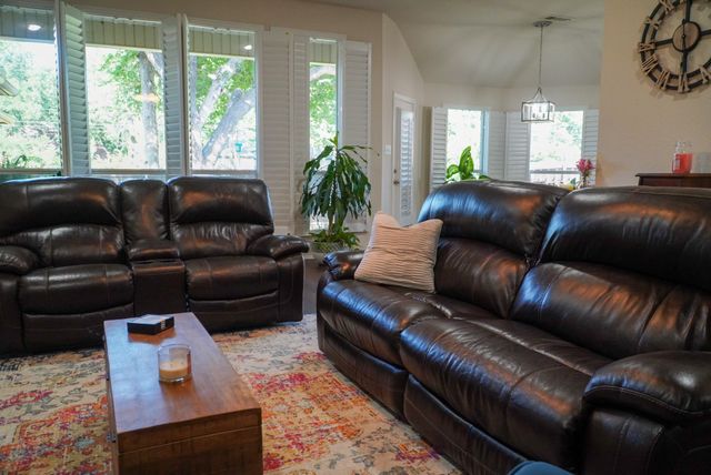 837 Huebner Way, Burleson, TX 76028