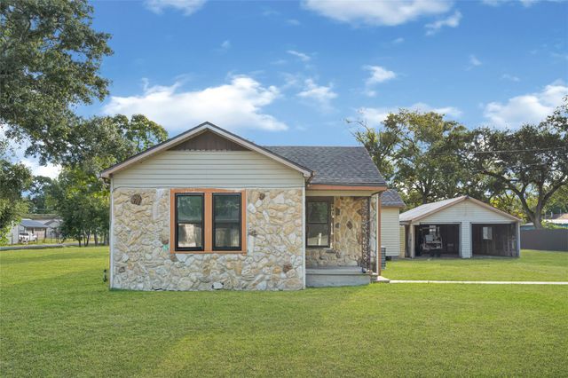 203 S 6th Street, Highlands, TX 77562