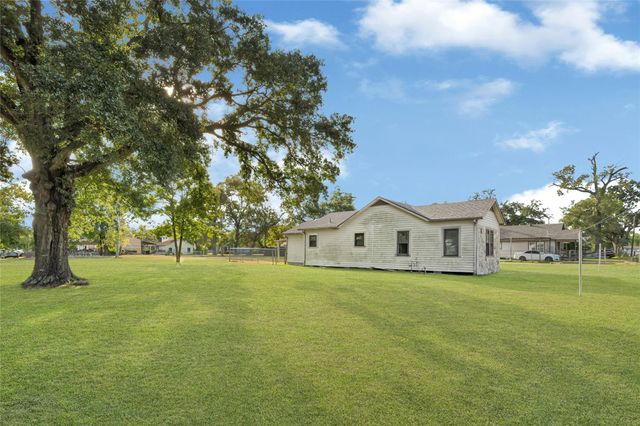 203 S 6th Street, Highlands, TX 77562