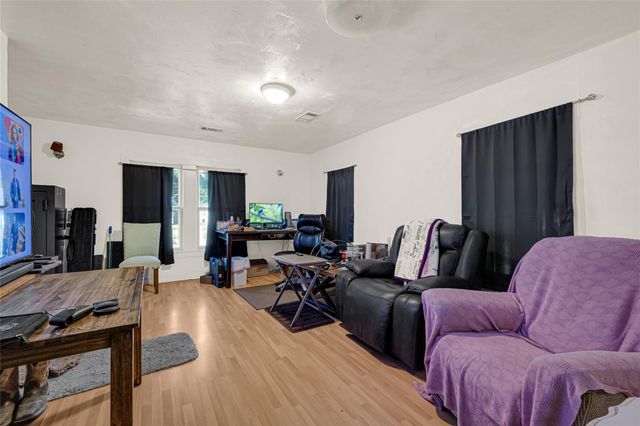 203 S 6th Street, Highlands, TX 77562