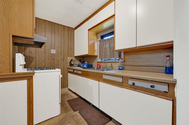 203 S 6th Street, Highlands, TX 77562