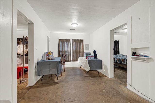 203 S 6th Street, Highlands, TX 77562