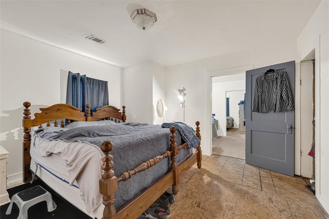 203 S 6th Street, Highlands, TX 77562