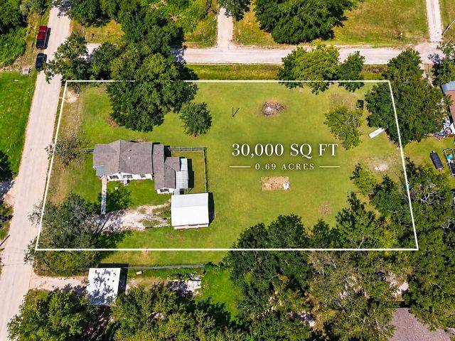 203 S 6th Street, Highlands, TX 77562