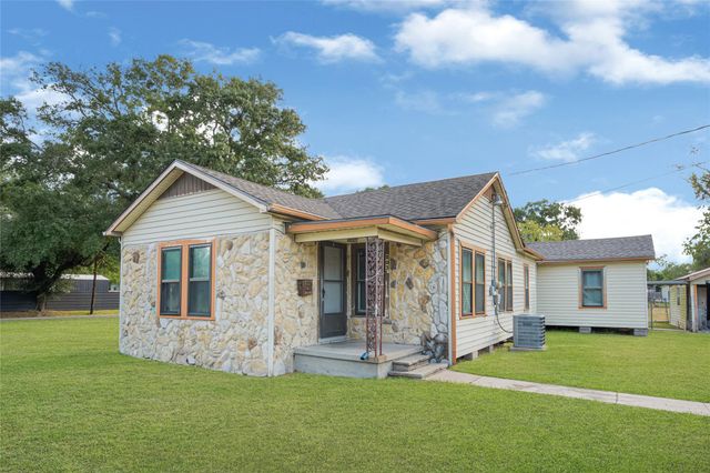 203 S 6th Street, Highlands, TX 77562