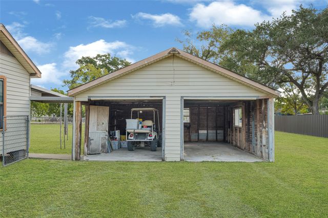 203 S 6th Street, Highlands, TX 77562