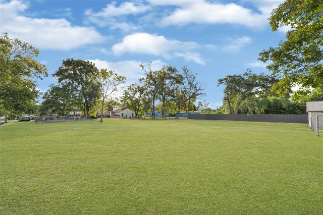 203 S 6th Street, Highlands, TX 77562