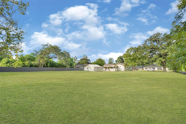 203 S 6th Street, Highlands, TX 77562