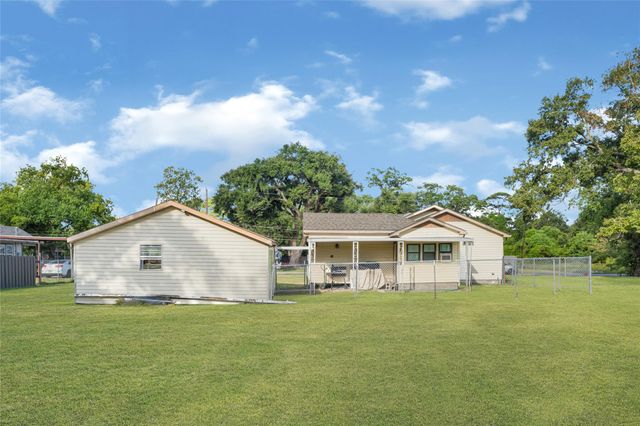 203 S 6th Street, Highlands, TX 77562