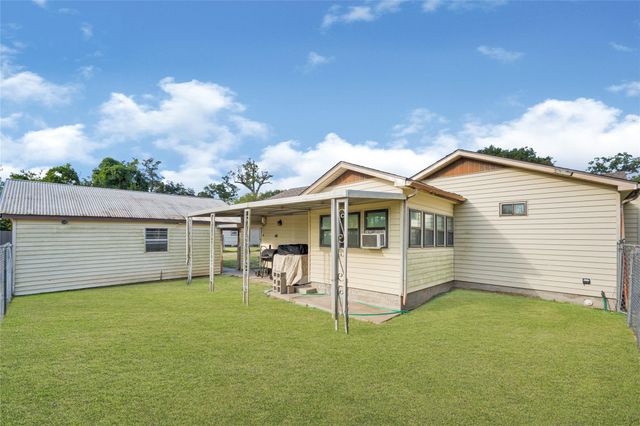 203 S 6th Street, Highlands, TX 77562