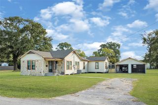 203 S 6th Street, Highlands, TX 77562