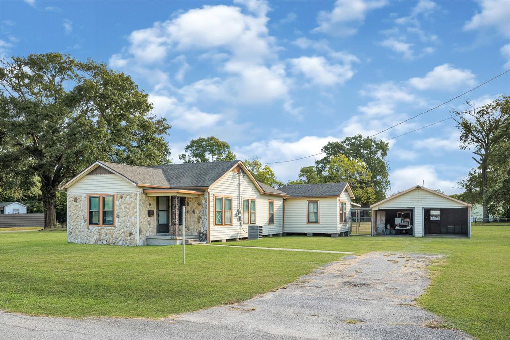 203 S 6th Street, Highlands, TX 77562