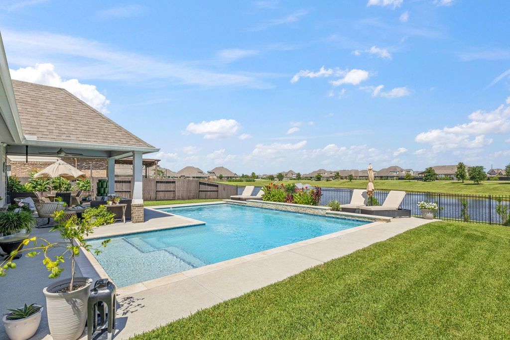 9706 Suffolk Downs Drive, Mont Belvieu, TX 77523
