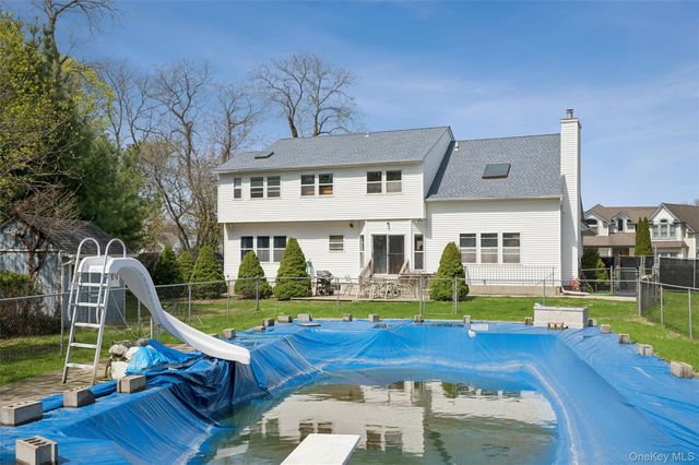 17 Egret Way, Center Moriches, NY 11934