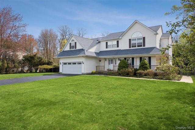 17 Egret Way, Center Moriches, NY 11934