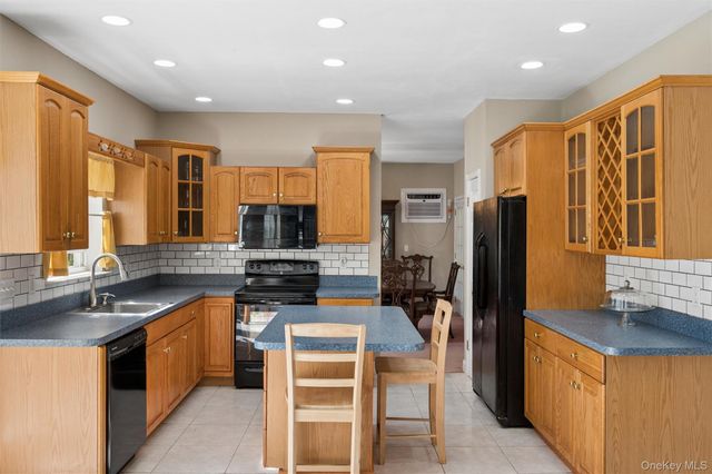 17 Egret Way, Center Moriches, NY 11934