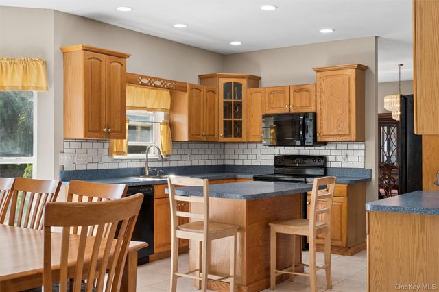 17 Egret Way, Center Moriches, NY 11934