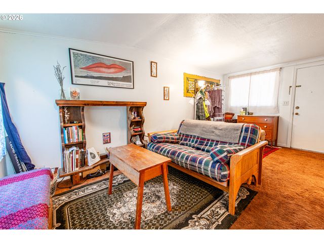 441 W D St, Springfield, OR 97477