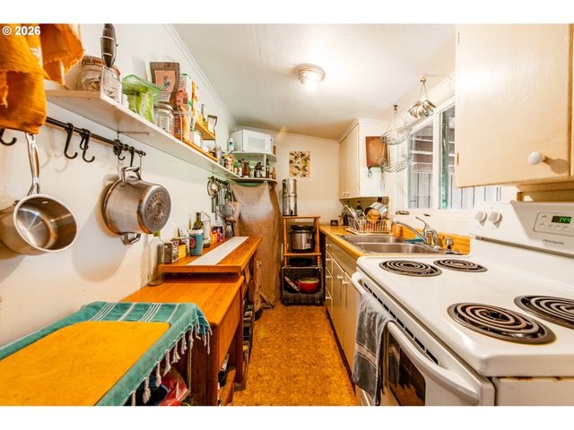 441 W D St, Springfield, OR 97477