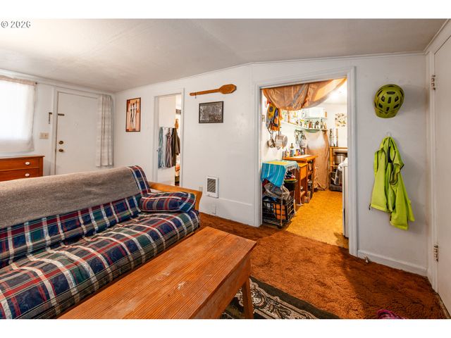 441 W D St, Springfield, OR 97477