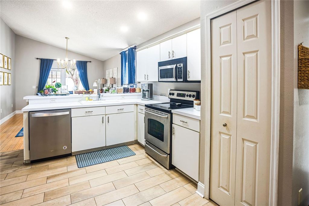 Image 32 of property listing at 5038 HOOK HOLLOW CIRCLE, Orlando, FL 32837