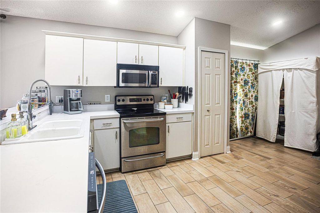 Image 33 of property listing at 5038 HOOK HOLLOW CIRCLE, Orlando, FL 32837