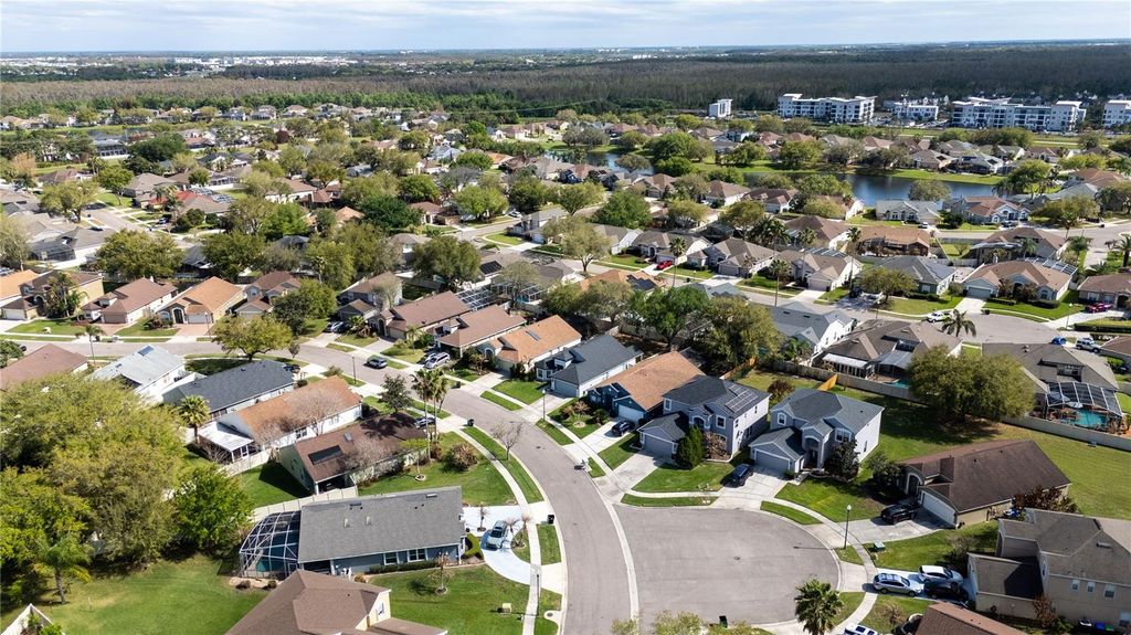 Image 8 of property listing at 5038 HOOK HOLLOW CIRCLE, Orlando, FL 32837