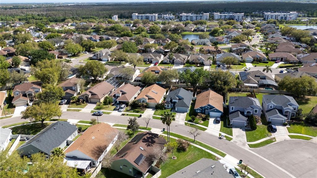 Image 9 of property listing at 5038 HOOK HOLLOW CIRCLE, Orlando, FL 32837