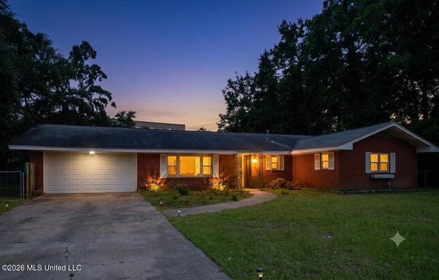 325 Oakridge Circle, Biloxi, MS 39531