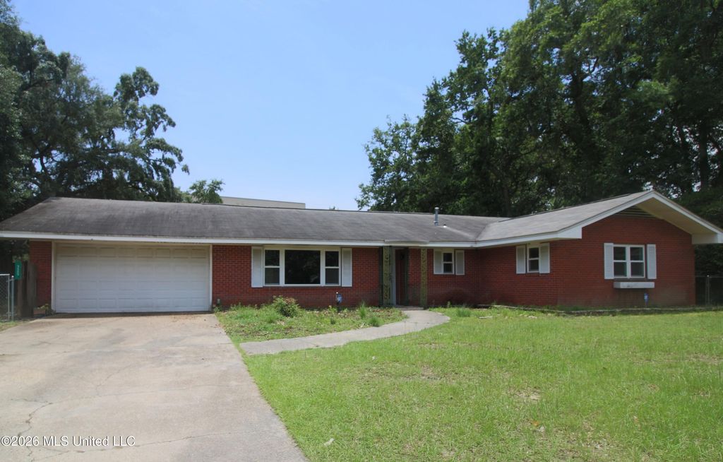 325 Oakridge Circle, Biloxi, MS 39531