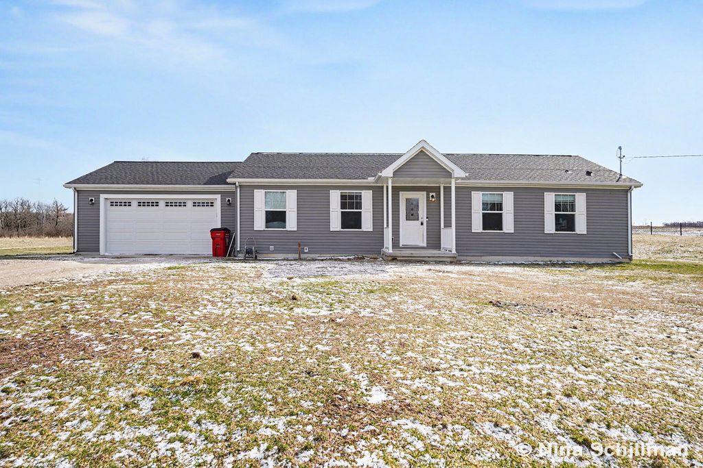 2406 Newaygo Road, Casnovia Twp, MI 49318